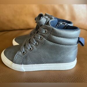High-top kid sneaker